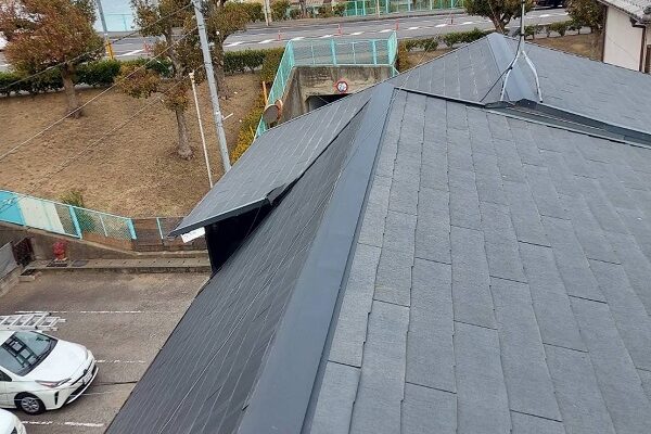 香川県高松市　M様邸　屋根塗装・棟板金交換工事　屋根のクラック(ひび割れ)補修 (3)