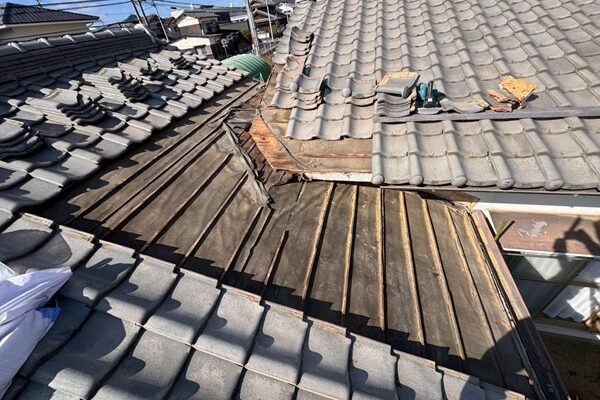 香川県高松市A様邸・谷部雨漏り修繕工事(谷板金・ルーフィング施工)